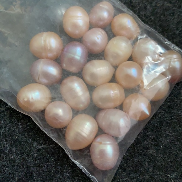 120 ct freshwater pearls with pink and purple shades - Picture 3 of 3